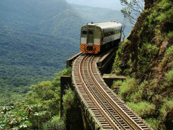 Linha de trem centenária entre Curitiba, Morretes e Paranaguá, cortando a Serra do Mar paranaense (foto da internet)